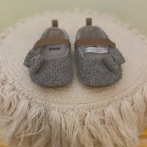 Grey knit strapped shoes